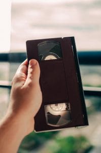 Hand håller VHS videoband. Överföra VHS till USB